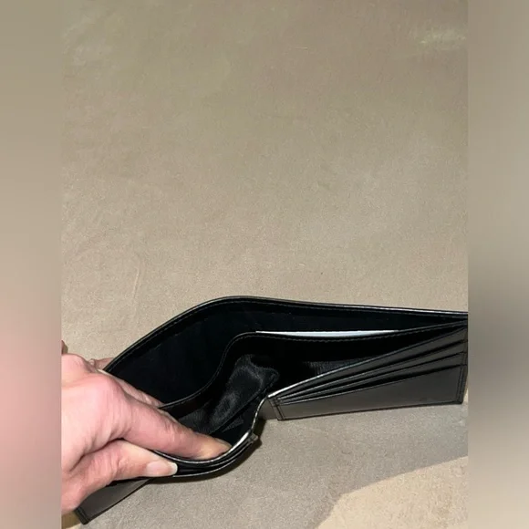 AUTHENTIC Gucci men’s leather wallet.